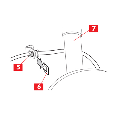 Подводящий шланг тормоза отсоединен от точки соединения с рамой. Предохранительный зажим также снят с подводящей трубки.