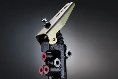 أسطوانة الفرامل الرئيسية وأسطوانة عجلة الفرامل وصمام تناسب الفرامل