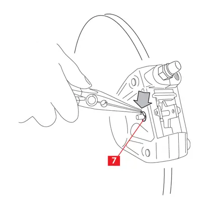 أعد تركيب أي مشابك (النقطة 7).