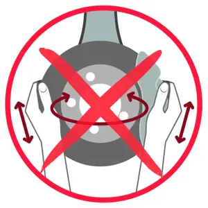 تنبيه!تجنب تدوير عجلة القيادة عن طريق الإمساك بالقرص/الكاليبر، كما هو موضح في الشكل