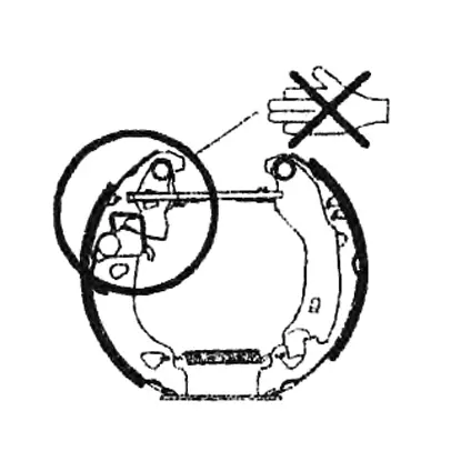 Zentrieren Sie die Backen in ihrem Sitz, indem Sie sie wieder so positionieren, wie sie ursprünglich waren.   ACHTUNG! Die automatischen Einstellvorrichtungen dürfen nicht manipuliert werden, um eine einwandfreie Funktion zu gewährleisten.   7.  Ziehen Sie die Handbremse leicht an und prüfen Sie, ob alle Mechanismen und Hebel ordnungsgemäß funktionieren, dann bringen Sie alles in die Ausgangsposition zurück.