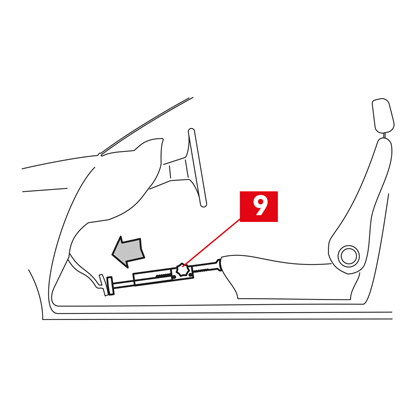 Bringen Sie einen Abstandshalter (Punkt 9) im Fahrgastraum zwischen Sitz und Bremspedal an, damit das Pedal während des gesamten Vorgangs gedrückt bleibt.