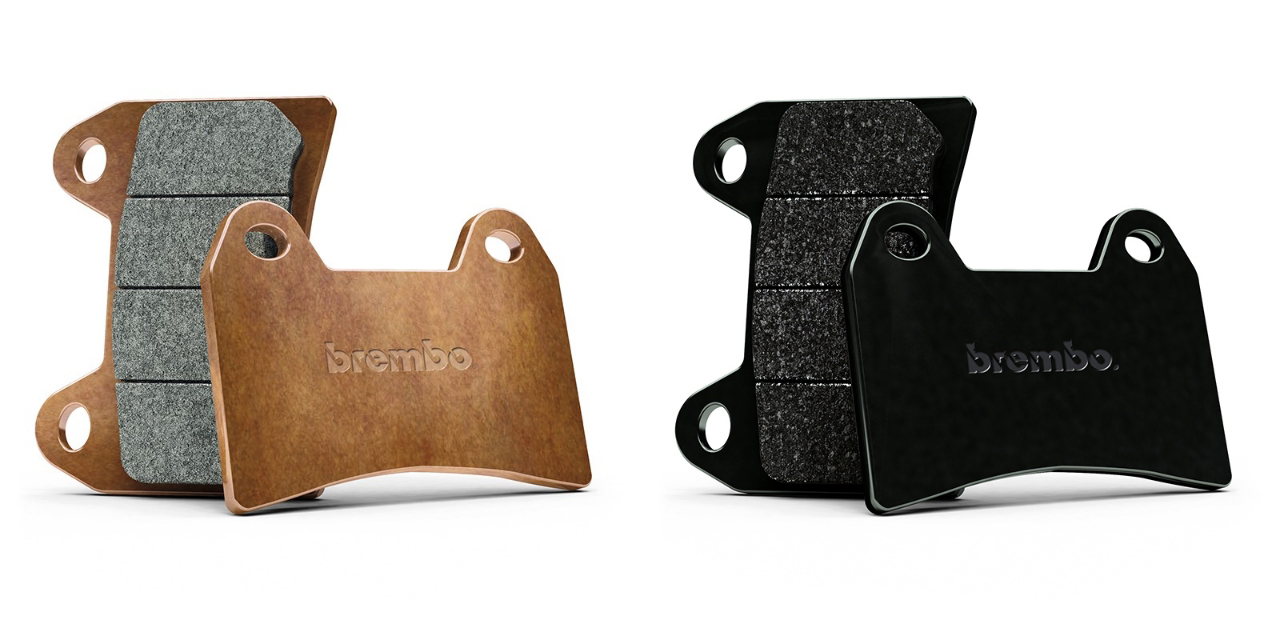 Picture showing two sintered and two carbon ceramic brake pads