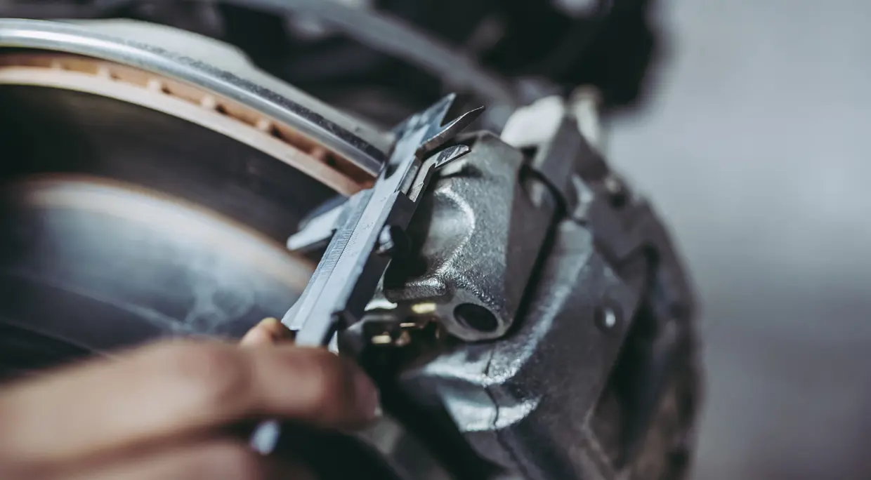 Measuring the thickness of the brake disc using a gauge