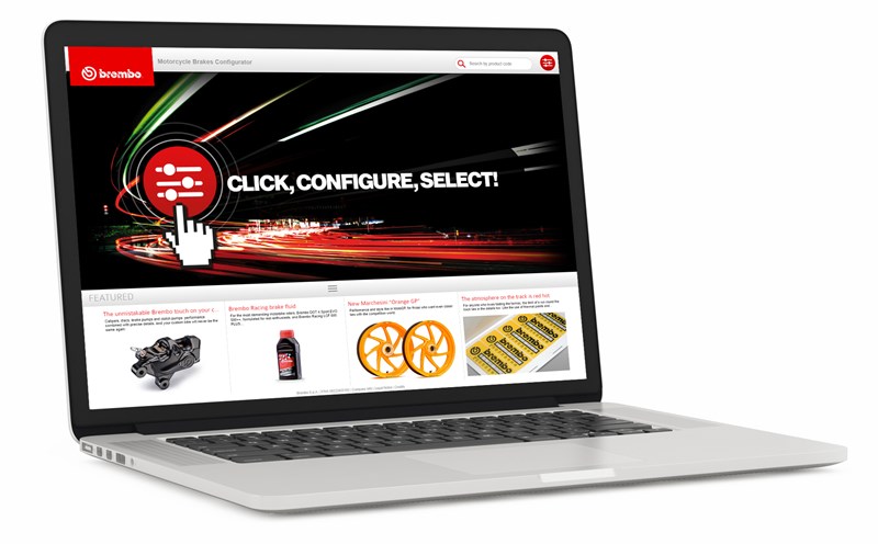 En un ordenador se muestra la pantalla de inicio del sitio web de Brembo moto 