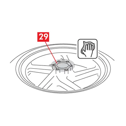 La zone d’appui du disque sur la roue est nettoyée avec un produit dégraissant.