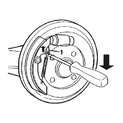 Démonter le tambour. En cas de difficulté pour desserrer les joints, introduire un tournevis dans le trou de fixation de la roue sur le tambour et désarmer le dispositif de rattrapage du jeu en poussant l’ergot (point 1) vers le haut.