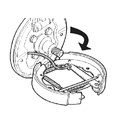 Déplacer l’ensemble des mâchoires avec biellette en arrière et décrocher le câble du frein à main.