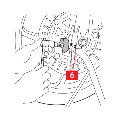 Les vis du fourreau de fourche sont serrées avec une clé dynamométrique.