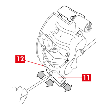Dans le cas de douille de guidage (point 11) non intégrée, extraire la douille de guidage du support d’étrier (point 12) en faisant levier avec un tournevis dans le logement prévu.