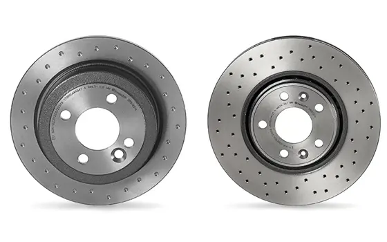 Certains disques de la gamme Brembo Xtra ont des trous débouchants, d'autres des trous borgnes, non débouchants, pourquoi ?