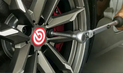 Torqueing wheel nuts on tire