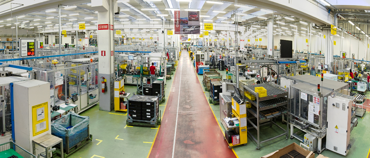 Brembofabrik där produktionslinjens löpande band och de maskiner som används visas